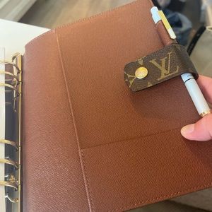 Louis Vuitton authentic large gm size.Does not come with the accessories.